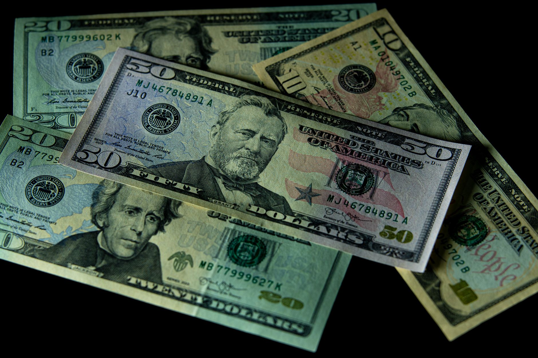 Billetes de dólares usados como referencia visual de la dolarización venezolana