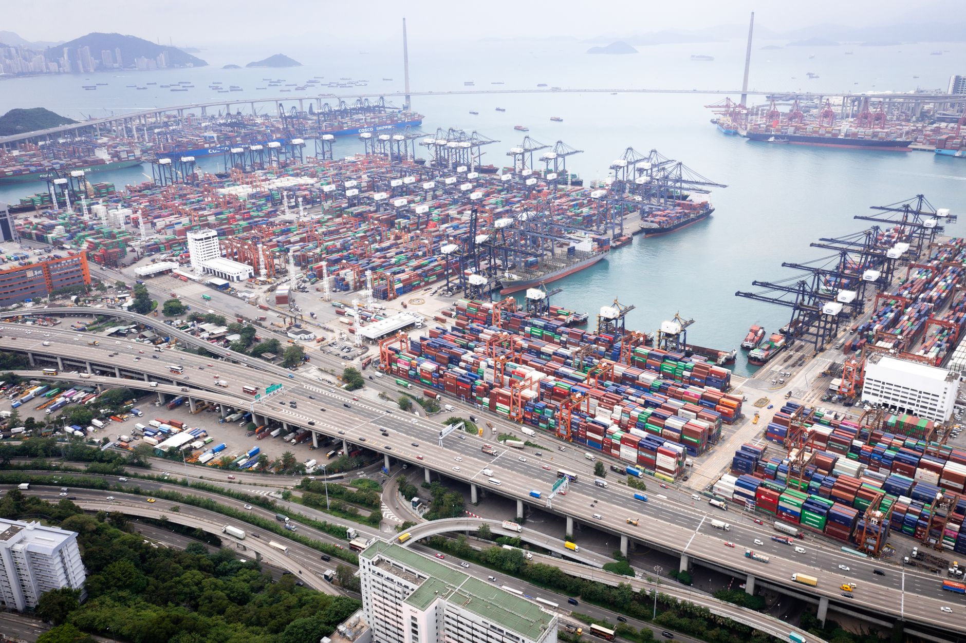 Terminales de contenedores y buques mercantes en el puerto de Hong Kong