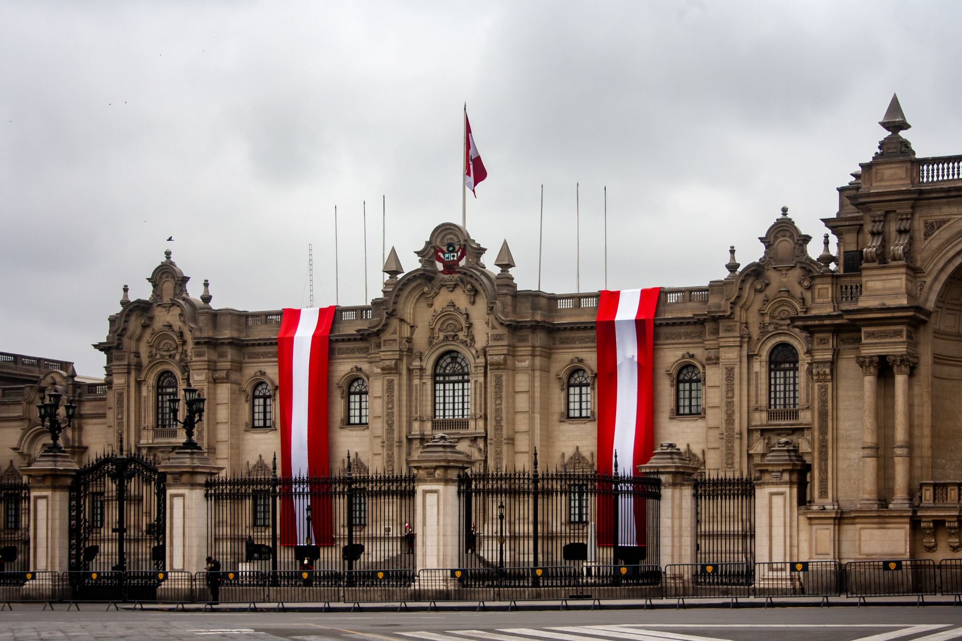 Palacio de Gobierno del Per&uacute; en Lima con banderas peruanas en la fachada
