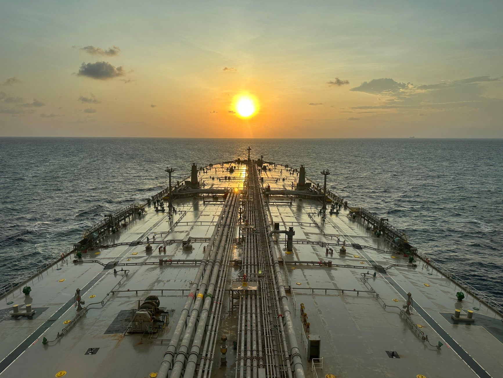 Cubierta de un buque petrolero navegando al atardecer